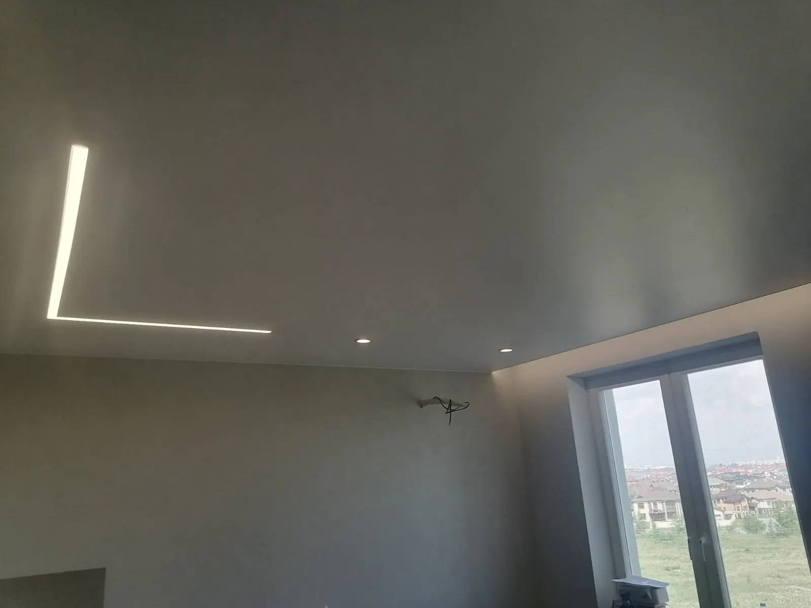 Бесшовный натяжной потолок со световой линией — Коломна, улица Октябрьской революции, 344Б, фото 2